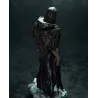 Il marche pieds nus sur la glace, indifférent au froid. Ses vêtements en lambeaux témoignent d'une longue errance.
