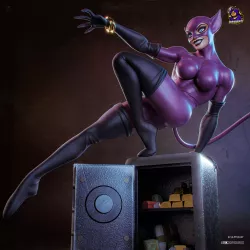 Costume violet brillant, bracelets dorés, oreilles pointues et regard bleu acéré… Selina Kyle n'a jamais été aussi féline.