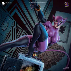 Le coffre s'ouvre, l'or brille, et Catwoman sourit.