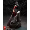 Diana de Themyscira dans sa version sombre et guerrière : armure rouge et 
argent, tatouages magiques infernaux et épée massive