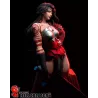 Debout  au milieu de ruines antiques, 
Absolute Wonder Woman incarne la puissance brute des Enfers.