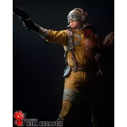 "Combinaison jaune battle-worn, blaster vintage et coq chapeau de cowboy