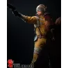 "Combinaison jaune battle-worn, blaster vintage et coq chapeau de cowboy