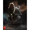 La lune de sang se lève. Les flammes rugissent. Verso est prêt. Cette figurine immortalise l'instant précédant l'affrontement