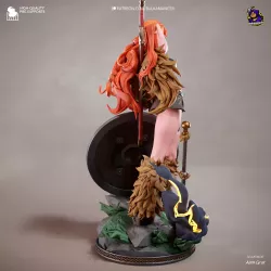 Figurine Nami One Piece en version guerrière barbare : fourrure, bouclier runique, épées et crâne flamboyant en base.
