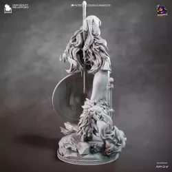 ses armes finement détaillées et la base en pierre ornée de motifs celtiques en font une œuvre d'art à part entière