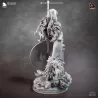 ses armes finement détaillées et la base en pierre ornée de motifs celtiques en font une œuvre d'art à part entière