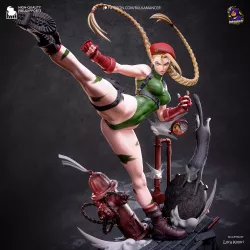 Cammy White en plein coup de pied dynamique — figurine résine haute précision à peindre, sculptée par Lora Kolori