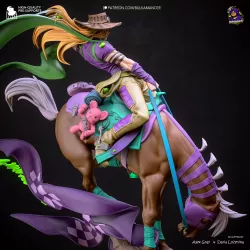 Détail de la tenue emblématique de Gyro : veste violette boutonnée, ceinture verte et gants turquoise,