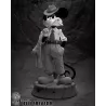 Jack Pepper en résine grise, vue trois quarts — détails du manteau, de la cravate et de la ceinture sculptés avec précision