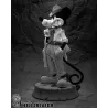 Socle en pierre fissurée avec petite souris au pied —