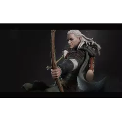 Legolas, arc tendu, et Gimli, hache en main, dans une mise en scène pleine d’intensité.