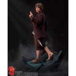 Figurine Bilbo Baggins non peinte résine vue de face, tenant Dard et l'Anneau Unique