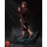 Figurine Bilbo Baggins non peinte résine vue de face, tenant Dard et l'Anneau Unique