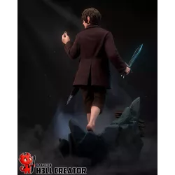 Figurine Bilbo Baggins — Vue de dos | Détails de la veste bordeaux côtelée et de la ceinture |