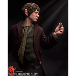 Figurine Bilbo Baggins — Profil droit | L'Anneau Unique tenu entre les doigts | Détail main et manchett