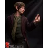 Figurine Bilbo Baggins — Profil droit | L'Anneau Unique tenu entre les doigts | Détail main et manchett