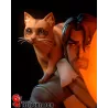 son fidèle compagnon Frumpkin repose sur son épaule, ajoutant une touche de charme et de personnalité à l’ensemble
