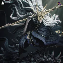 Plongez dans l’univers de Dark Souls III avec cette figurine d’Aldrich, le Dévoreur des Dieux, au rendu saisissant.