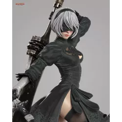 Entre grâce, tension et puissance, 2B prend vie en figurine.