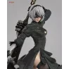 Entre grâce, tension et puissance, 2B prend vie en figurine.