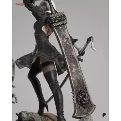 2B, prête à bondir dans un univers de métal et de ruines.