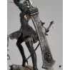 2B, prête à bondir dans un univers de métal et de ruines.