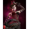 Le regard perçant de Moxxi, sublimé par un maquillage scénique et des mèches châtain-roux volumineuses.