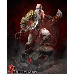 Vue de face de Kratos en posture d’attaque, armé des Lames du Chaos.