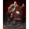 Vue de face de Kratos en posture d’attaque, armé des Lames du Chaos.
