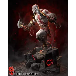 Kratos en position dynamique sur son socle décoratif inspiré de l’univers God of War.