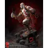 Kratos en position dynamique sur son socle décoratif inspiré de l’univers God of War.