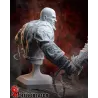 Vue arrière de la figurine, montrant le tatouage, le pagne de combat et le travail des chaînes.