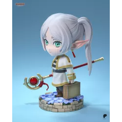 Vue  détaillée de Frieren, avec ses grandes oreilles d’elfe, ses yeux verts et son style de mage voyageuse.