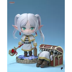 Figurine fan art de Frieren présentée avec une scène bonus humoristique, mettant en valeur son univers magique.
