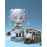 Figurine fan art de Frieren présentée avec une scène bonus humoristique, mettant en valeur son univers magique.
