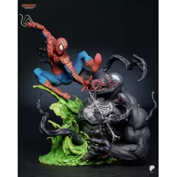 "Regard de veilleur : Spidey prêt à bondir."