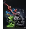 "Regard de veilleur : Spidey prêt à bondir."