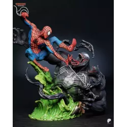 Spider-Man et Venom se confrontent dans un échange violent, renforcé par les tentacules du symbiote.