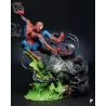 Spider-Man et Venom se confrontent dans un échange violent, renforcé par les tentacules du symbiote.