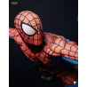 Le héros prend appui et se projette vers l’action, dans une pose dynamique et acrobatique.