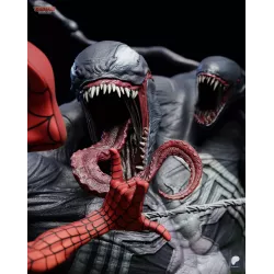 Le symbiote dévoile toute sa brutalité, avec sa mâchoire béante, sa langue déployée et son énergie destructrice.