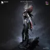Vue de profil, qui souligne la finesse de la silhouette et l’équilibre général de la composition.