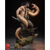 Le regard déterminé de Big Boss face au serpent géant qui l’enserre.