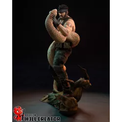 Le serpent monumental apporte à la figurine une présence visuelle exceptionnelle.