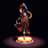 Cette figurine d’Arlequin mêle fantaisie, raffinement et esprit de scène