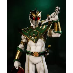 Casque en main, épée à l’épaule : Lord Drakkon affiche la confiance d’un vainqueur.