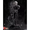 Alicia, dans une version aussi sombre que magnétique.