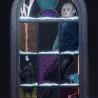 Vue latérale de la figurine Spider-Gwen, montrant sa pose décontractée, son sweat vert, ses baskets bleues