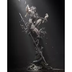 Lenora dans une posture spectaculaire, entourée de corbeaux blancs et d’un serpent gardien,